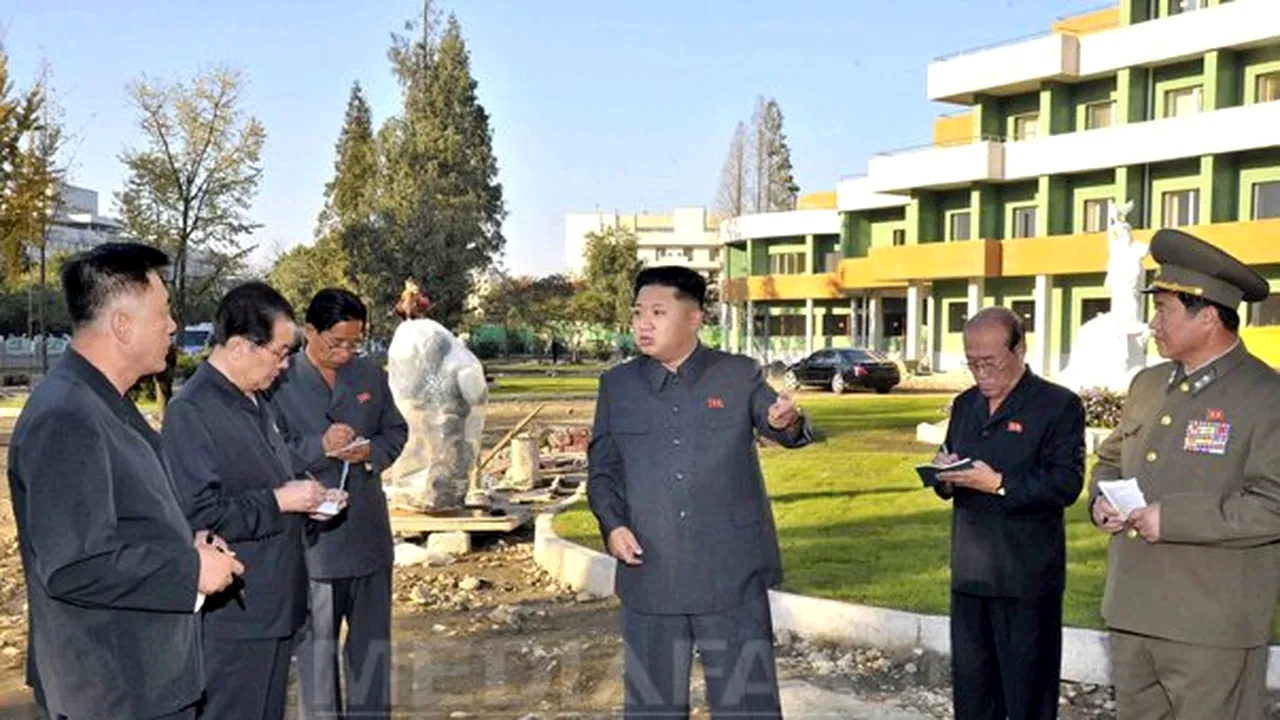 Greşeală de Photoshop la nivel înalt: FOTOGRAFIA cu Kim Jong-Un care ar fi fost trucată - FOTO
