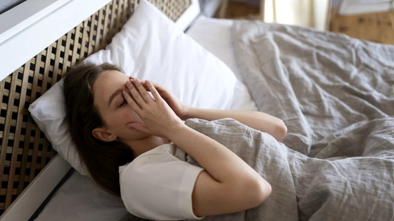 Stai treaz până târziu? Află cu cât îți crește riscul de infarct și accident vascular cerebral