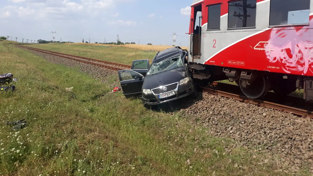Trei persoane rănite după ce un tren a lovit maşina în care se aflau | FOTO, VIDEO