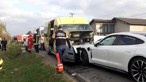 Alertă în Prahova: Microbuz şcolar cu 19 elevi, implicat în accident rutier