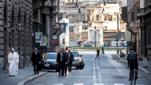 VIDEO: „Pelerinaj” pe străzile pustii ale Romei. Papa Francisc s-a rugat în faţa unui crucifix care a salvat italienii de ciumă în 1522