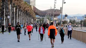 Restricţii ridicate de luni în tot mai multe state din Europa. În Ungaria, de mâine, oamenii se pot întâlni la terase şi grădini de vară