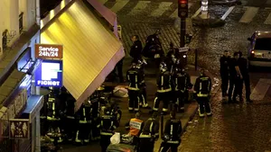 ATENTATE TERORISTE la Paris - Peste 130 de oameni, între care doi români, au fost ucişi. Valls: Franţa e în RĂZBOI. Şase complici ai unuia dintre autori, arestaţi în Franţa. Patru persoane, arestate în Bruxelles - FOTO, VIDEO