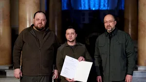 FOTO Preşedintele Ucrainei, Volodymyr Zelenskiy, a semnat cererea de aderare a Ucrainei la Uniunea Europeană