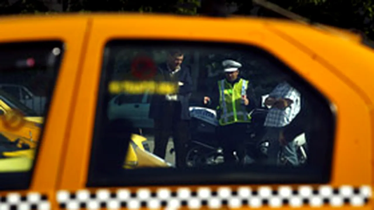 Trei persoane, lovite de un taximetrist pe trotuar