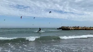 Când te apuci de kitesurfing, viaţa ta depinde de viteza vântului
