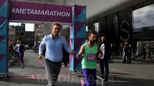 Proiect conceptual: Shia LaBeouf a înconjurat de 144 de ori un muzeu din Amsterdam