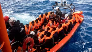 Noi tensiuni în Marea Mediterană. Grecia acuză Turcia că împinge bărci cu migranţi în apele sale