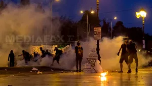 Poliţia greacă a arestat 14 cetăţeni străini în timpul protestelor violente de miercuri seara - VIDEO
