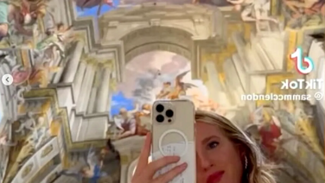 „Am venit doar pentru selfie”. O biserică din Roma, virală pe TikTok din cauza unei oglinzi