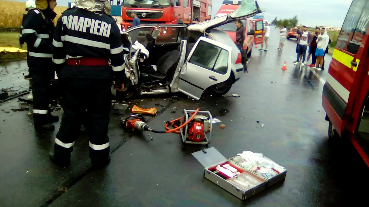 Trei morţi şi trei răniţi într-un accident între două maşini şi un TIR în judeţul Ialomiţa 