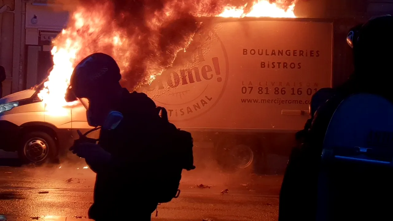 Noi PROTESTE violente la Paris: Cel puţin 110 persoane au fost rănite, iar peste 270 au fost reţinute/ Mesajul lui Emmanuel Macron | FOTO, VIDEO