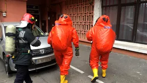 Zeci de persoane au fost evacuate dintr-un bloc din Galaţi, din cauza unui miros suspect. Tată şi fiu, amendaţi cu câte 500 de lei