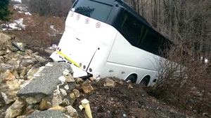 Şapte persoane au fost rănite după ce autocarul în care se aflau a derapat, în judeţul Braşov