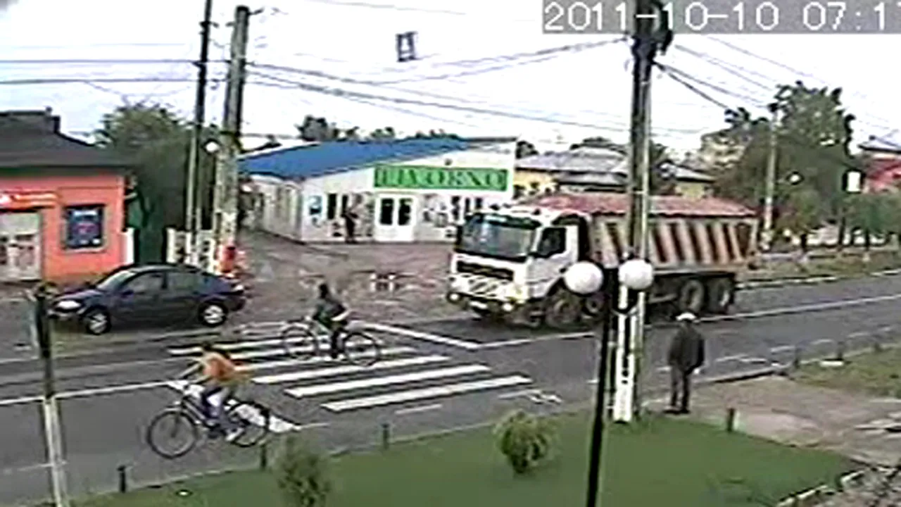 Accident şocant pe trecerea de pietoni: O tânără lovită în plin de un camion - VIDEO