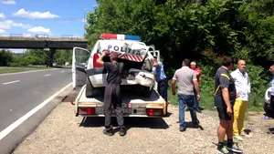 O maşină a Poliţiei Prahova, lovită de alt vehicul, în timpul intervenţiei la o tentativă de suicid