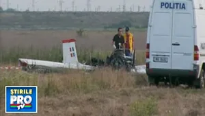 Un avion de mici dimensiuni s-a prăbuşit la Aerodromul de la Clinceni, pilotul a murit - VIDEO