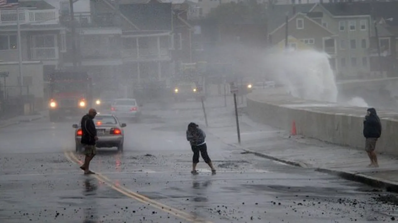 Stare de ASEDIU în SUA: Uraganul Sandy provoacă deja ploi torenţiale şi inundaţii. Aproximativ 47.000 de persoane au rămas fără electricitate la New York