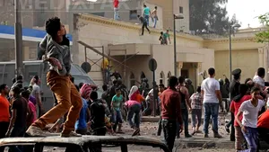 CONFRUNTĂRI între creştini şi musulmani la Cairo: Violenţele s-au declanşat după funeralile a patru copţii ucişi - GALERIE FOTO