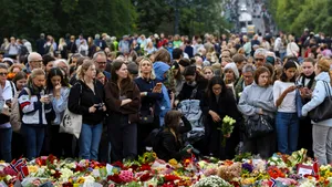 Imagini emoționante din Norvegia. Sicriul regelui Harald V a ajuns la Palatul Regal, înconjurat de mii de oameni