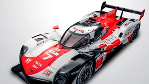 AISIN şi DENSO au lansat maşina de curse hibrid Toyota Gazoo Racing GR010 