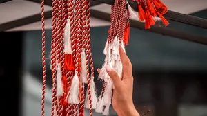 Mărţişorul, simbol al venirii primăverii. Semnificaţii şi tradiţii