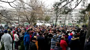 Sute de angajaţi de la un spital, PROTEST spontan: După toate promisiunile, salariile scad
