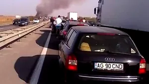 Circulaţie rutieră îngreunată pe A1 din cauza unui incendiu de vegetaţie uscată - FOTO
