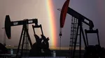 Prețul petrolului își revine după amenințările lui Trump privind cumpărătorii de țiței rusesc