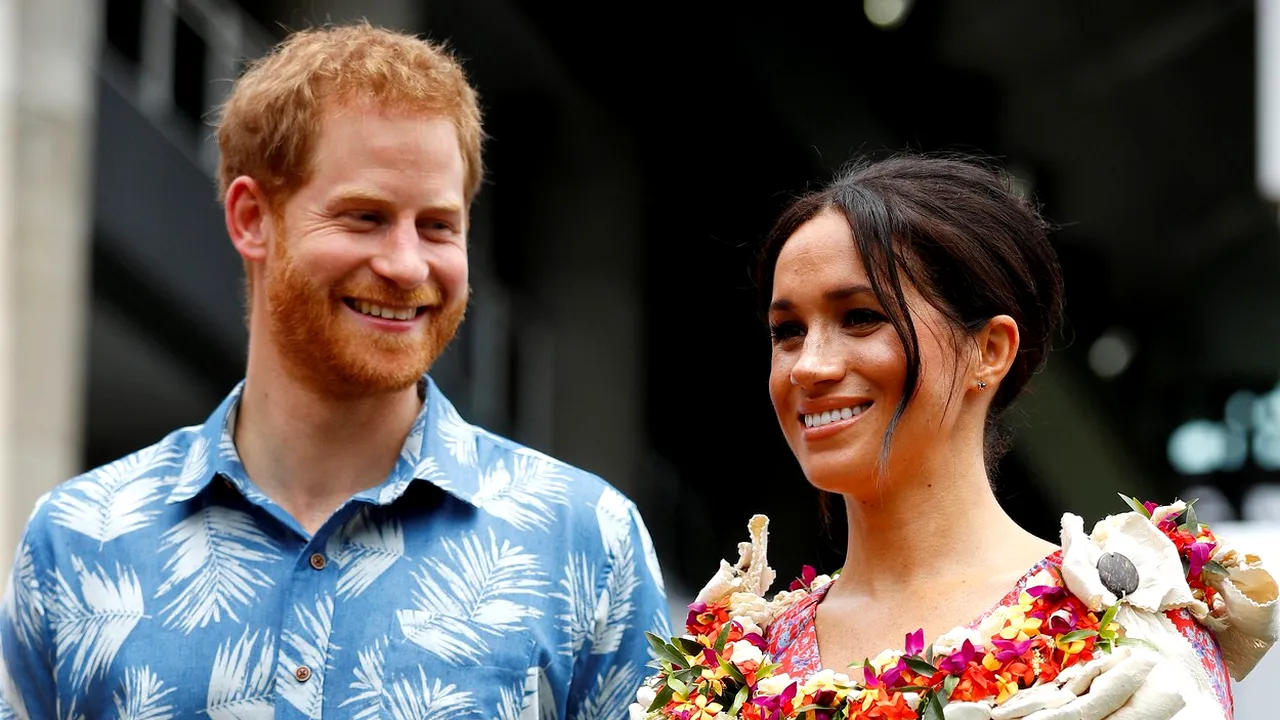 De ce poartă ducesele Meghan şi Catherine cercei ieftini cu rochii de mii de dolari