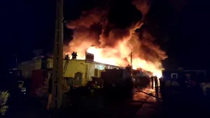 INCENDIU de amploare la Sibiu: Un depozit de uleiuri folosite şi vopsea a luat foc/ Dosar penal pentru distrugere | FOTO, VIDEO