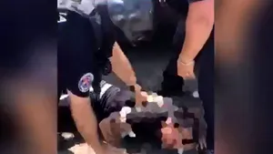 Doi bărbaţi, suspectaţi de furtul unor produse de valoare, opriţi în trafic şi încătuşaţi