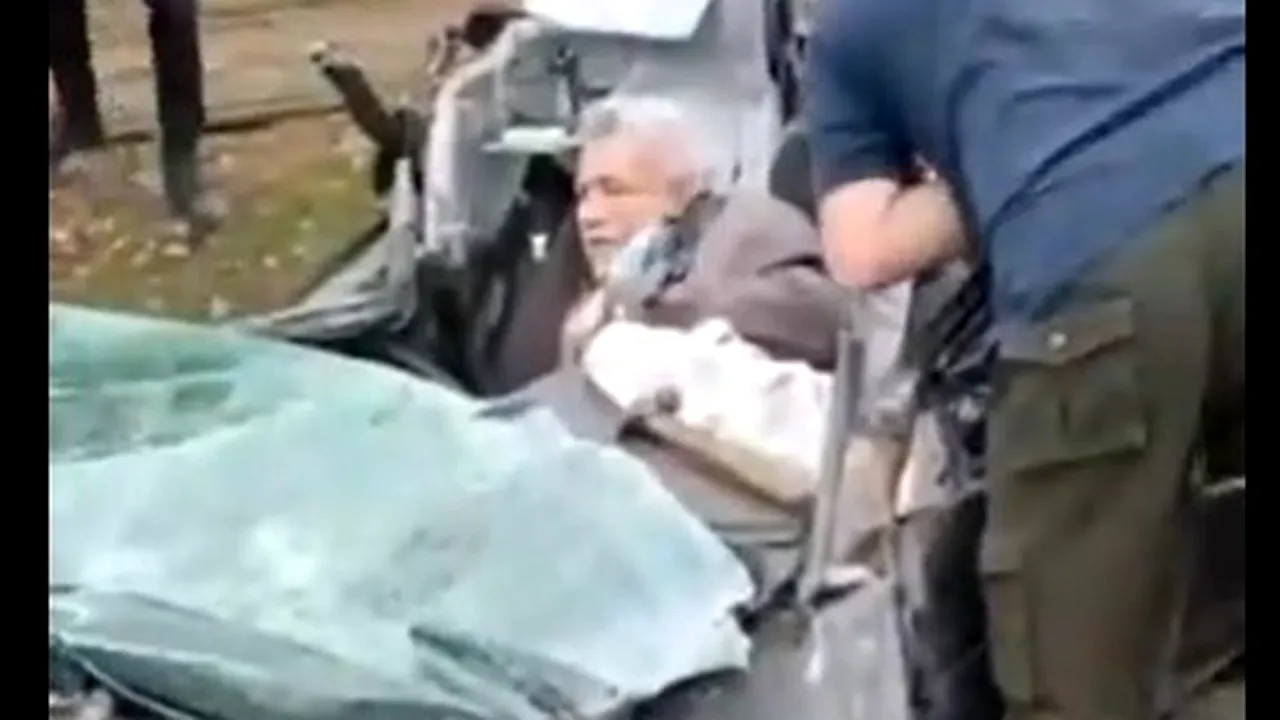 Imagini emoţionante. Tineri ucrainieni încearcă să scoată un şofer în vârstă dintr-o maşină „călcată” de un tanc rusesc