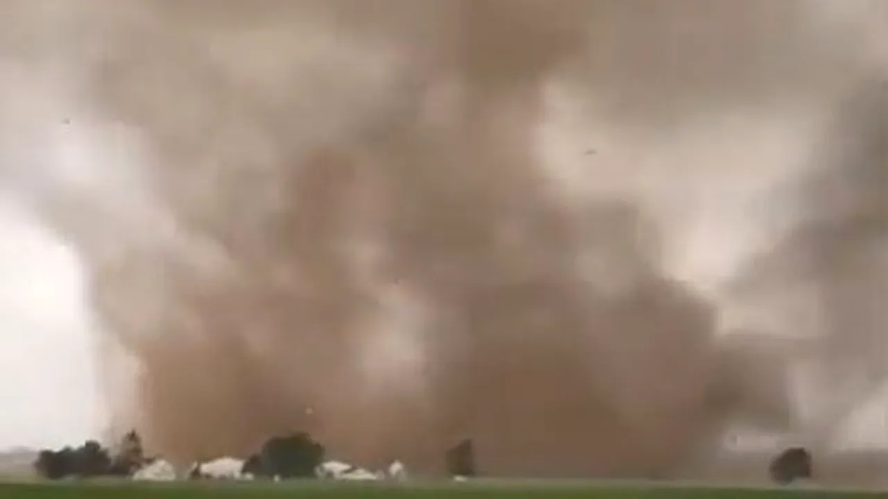 Tornade puternice fac ravagii în statele din centrul SUA, provocând moartea a cel puţin 5 persoane