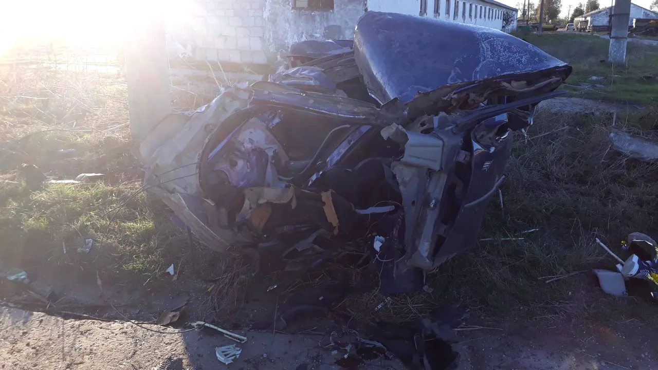 Grav accident de circulaţie | Un tânăr de 16 ani a murit, iar altul a fost rănit, după ce maşina lor a lovit un stâlp - FOTO