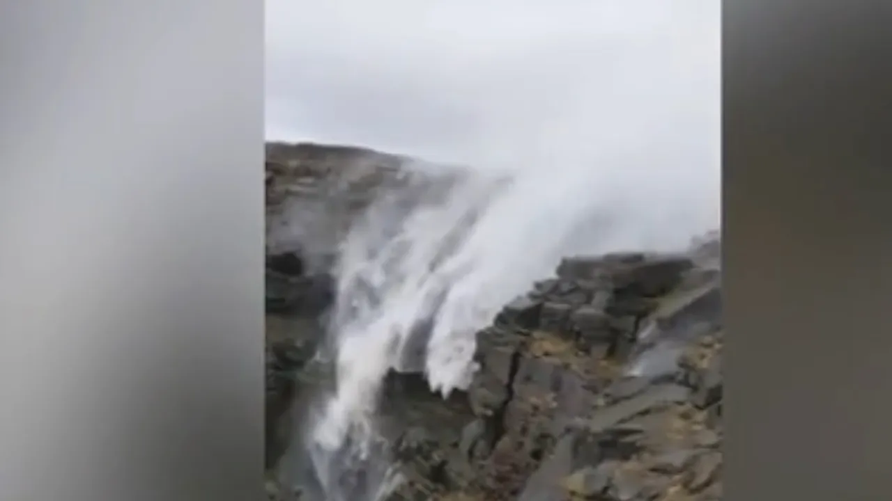 VIDEO | Fenomen bizar în Anglia: cascada care curge invers. Momentul ciudat are o explicaţie cât se poate de logică