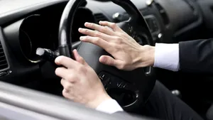 10 obiceiuri periculoase la volan. Unele par banale, dar pot provoca accidente