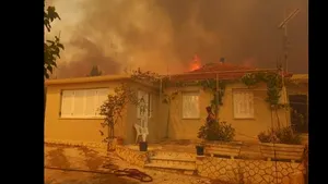 Incendii de vegetaţie în insula greacă Zakynthos. Sute de persoane, evacuate - VIDEO
