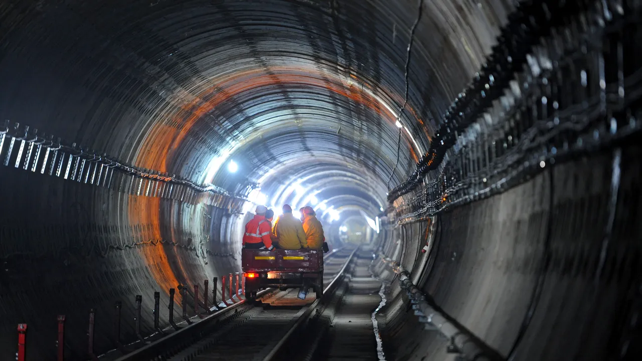 Directorul general al Metrorex şi directorul de exploatare, DEMIŞI, după ce un tren a rămas blocat în tunel, iar călătorii au fost evacuaţi / Circulaţia, reluată pe tronsonul Eroilor-Politehnica