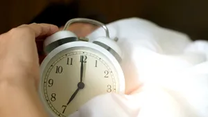 De ce te trezești cu câteva minute înainte de a suna alarma? Explicația cercetătorilor