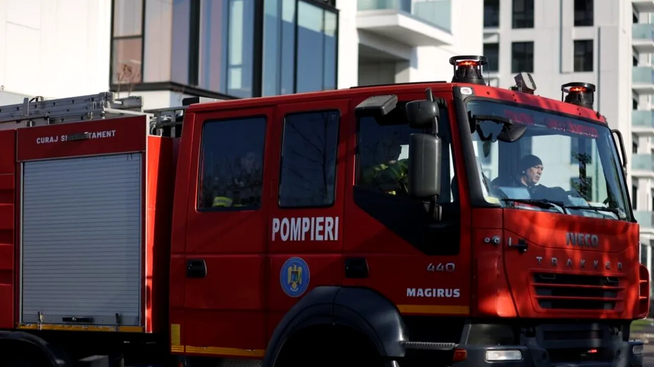 Zeci de persoane au ieșit dintr-o clădire din Târgu Mureș după ce a luat foc un server