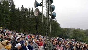 Adormirea Maicii Domnului | A început slujba la Mănăstirea Nicula. Mii de credincioşi înconjoară biserica în genunchi/ FOTO, VIDEO