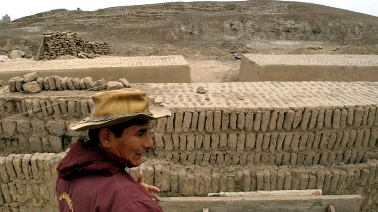 Peru: Două mumii vechi de peste un mileniu, descoperite intacte într-un sit preincaş