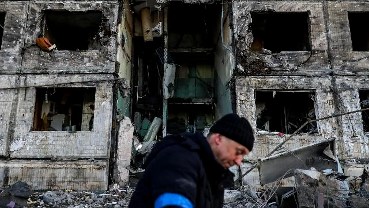 Pompierii salvează un câine dintr-o clădire distrusă de o rachetă rusească

