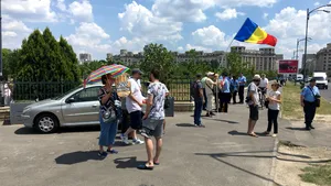 Zeci de persoane protestează în faţa Parlamentului faţă de codurile penale