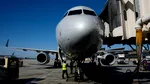 Vrei să pui bagajul în compartimentul de deasupra? O companie aeriană va începe să taxeze acest serviciu