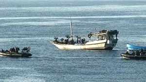 Schimb de focuri între Forţele Marinei britanice şi piraţii din golful Aden