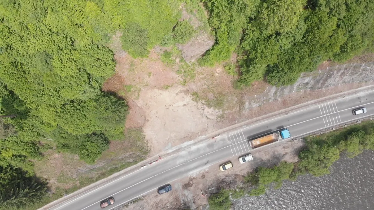 O stâncă periculoasă va fi detonată miercuri. Circulație închisă între Reghin și Toplița