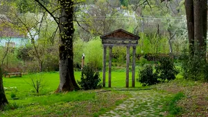 Parcul Regal Săvârșin este închis publicului, din cauza unor lucrări de restaurare impuse de furtunile violente din ultima vreme