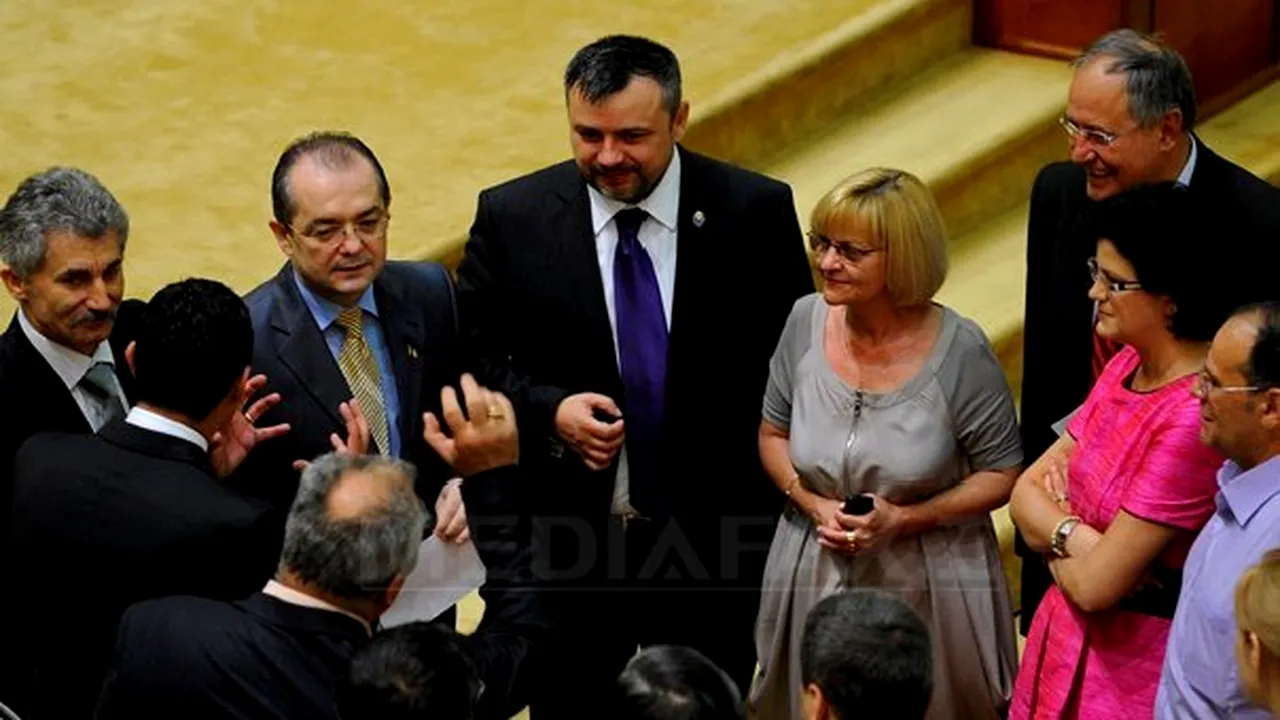 Incident în Parlament: Persoană surprinsă de PSD filmându-i pe cei care-l huiduiau pe Boc